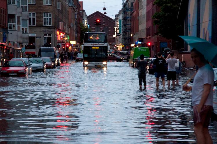 Kaos. Udsigten over Istedgade lørdag aften. »Billedet siger alt om oplevelsen«, skriver Iben Holm, der har taget billedet. 