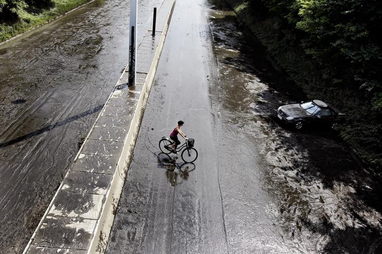 Mudderpøl. Den normalt så travle Lyngbyvej, var hårdt ramt af lørdagens skybrud, og bliver formentlig først klar til trafik ud på mandagen. 