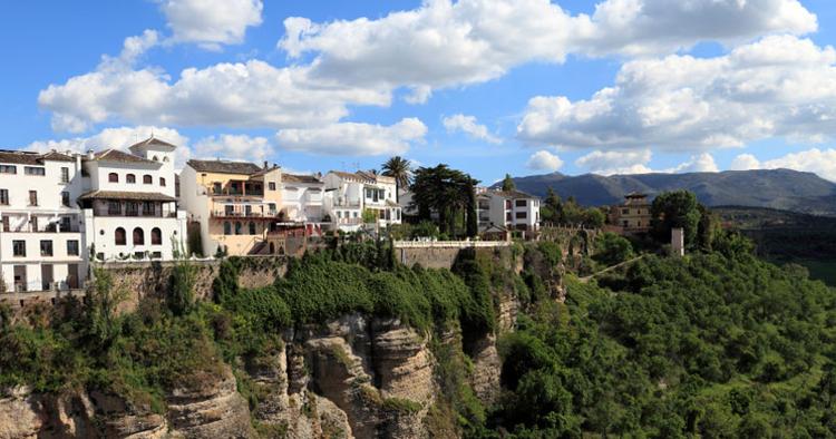 Ronda. Denne andalusiske bjergby er lige som landet i det hele taget - populær blandt turister. 