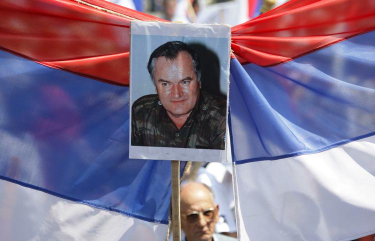 Populær. Ratko Mladic er den seneste krigsforbrydersigtede, som er buret inde i Haag. Selv om han er sigtet for alvorlige forbrydelser, så er han stadig populær blandt serbere. Billedet er fra en støttedemonstration i Banja Luka 31. maj. 