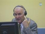 Protest. Ratko Mladic i retssalen, før han under protester blev smidt ud. 