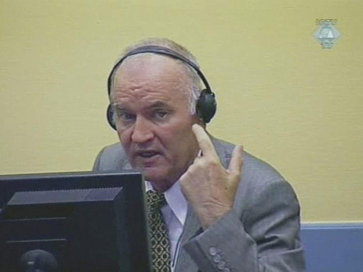 Protest. Ratko Mladic i retssalen, før han under protester blev smidt ud. 