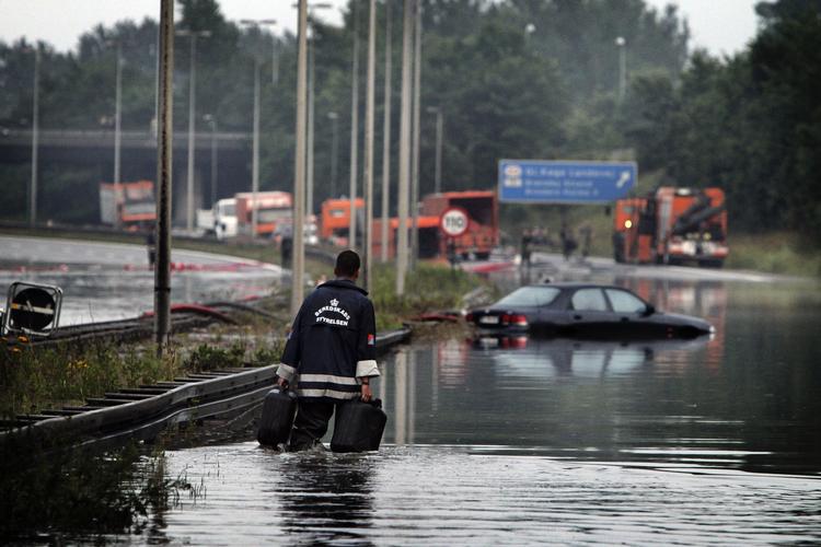 En strandet bil på Amagermotorvejen. 