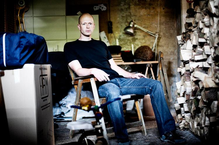 garagen. Forfatteren i sin garage, som han selv synes, har noget af den stemning, som er i hans bøger. Tissemyrer skal der nok også være et par stykker af. 