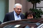 Dominique Strauss-Kahn sammen med sin hustru, Anne Sinclair, lørdag, hvor parret fejrer, at han har fået ophævet sin husarrest. 
