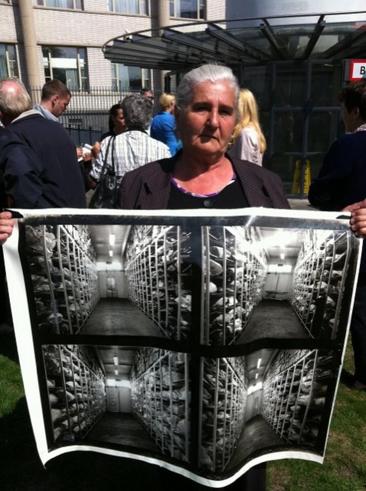 Uforløst. Kvinden på billedet mistede 22 familiemedlemmer under massakren i Srebrenica i 1995.Nu er hun i Haag for at se den bosniske serbiske hærleder Ratko Mladic. På billedet ses opbevaring af knogler fra de over 7.000 ofre. 