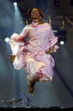 tonesprog. Oumou Sangaré synger på sit hjemlands sprog. Amerikanske Alicia Keys, der er en erklæret fan, har flere gange inviteret Sangaré til at optræde med sig på scenen med maliske oversættelser af Keys' sange. 