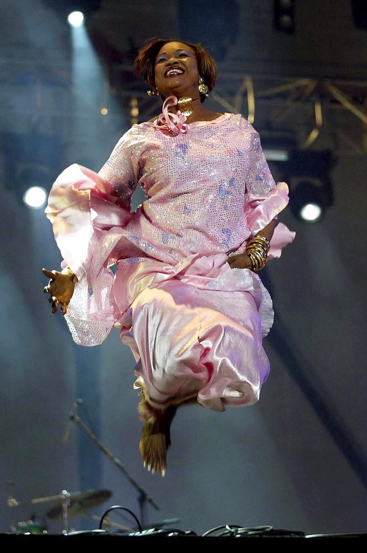 tonesprog. Oumou Sangaré synger på sit hjemlands sprog. Amerikanske Alicia Keys, der er en erklæret fan, har flere gange inviteret Sangaré til at optræde med sig på scenen med maliske oversættelser af Keys' sange. 