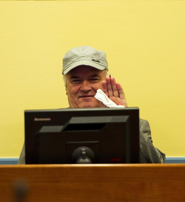 Humørskift. Ratko Mladic mens han stadig var i godt humør på dagens retsmøde i Haag. 