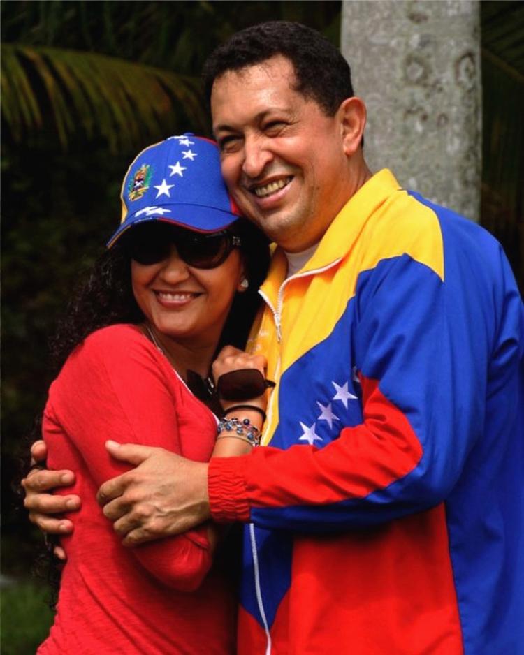 Nyopereret. Venezuelas præsident Hugo Chavez sammen med sin datter  Rosa Virginia i Havana i Cuba. 
