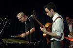 Vibrationisme. The New Gary Burton Quartet gav søndag aften koncert i JazzHouse. Her ses Burton selv på vibrafon og Julian Lage på guitar. 