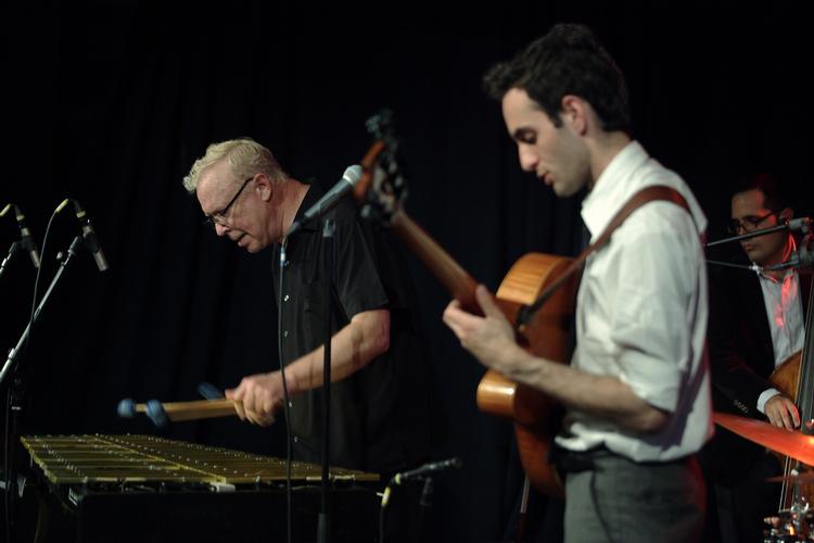 Vibrationisme. The New Gary Burton Quartet gav søndag aften koncert i JazzHouse. Her ses Burton selv på vibrafon og Julian Lage på guitar. 