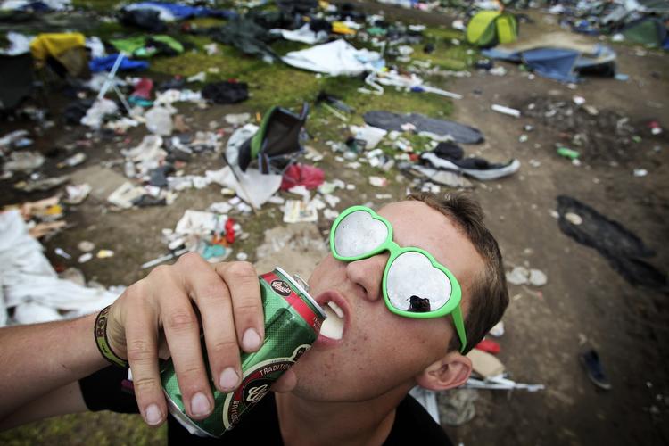 Ragnarok. De sidste øl drikkes på årets Roskilde Festival. Her er det Jonas Dyrvad Christiansen fra camp 'Humleregimentet', der tager den sidste tår. 