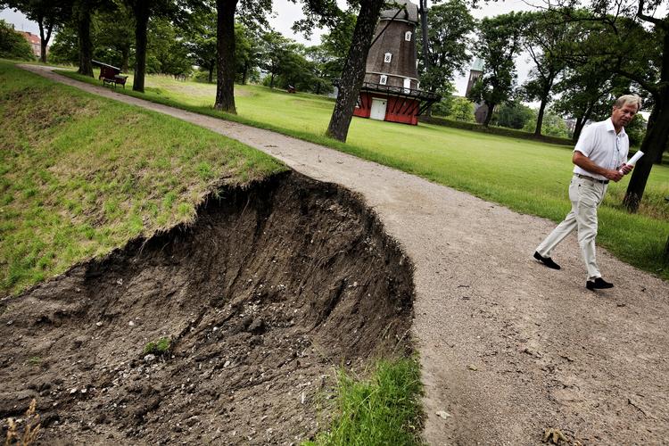 Ødelæggelse. Det gamle forsvarsværk er blevet slemt beskadiget under skybruddet lørdag. 