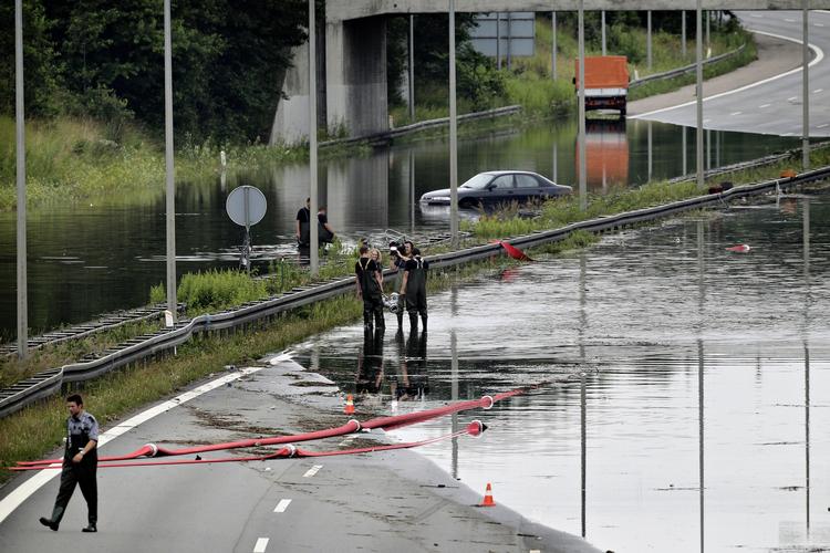 skybrud. Der er stadig meget vand på Amagermotorvejen mandag eftermiddag. 