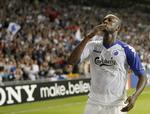 ikke bleg for at garantere, at Dame Garanti. FCK-direktøren er ikke bleg for at garantere, at N'Doye stadig er i FCK, når Superligaen fløjtes i gang om mindre end to uger. 