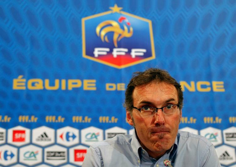 Blanc. Den franske landstræner - Laurent Blanc- sagde på et seminar, at han anså det for problematisk med så mange blacks i de nationale fodboldskoler. 