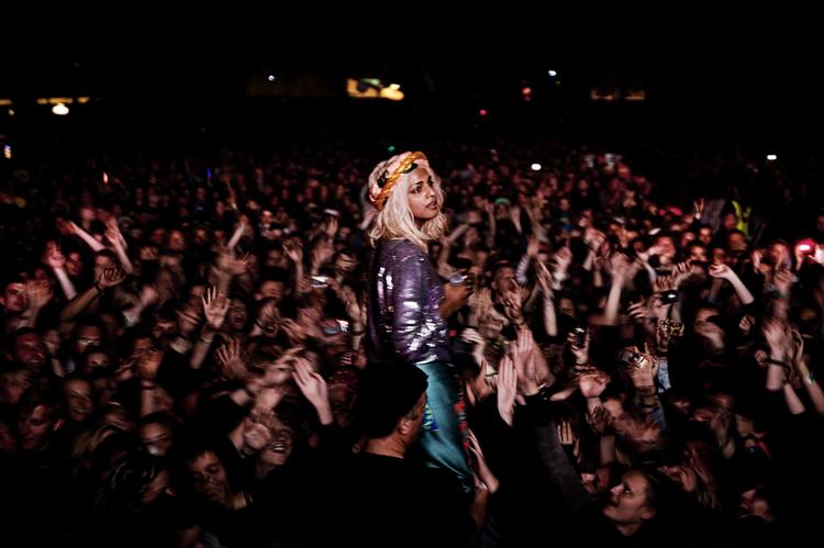 Flop. M.I.A. formåede aldrig at træde ud i virkeligheden og levere varen for det talstærke publikum. 