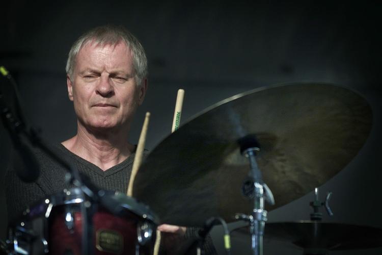 levebrød. De danske jazzmusikere kan have svært ved at få økonomien til at hænge sammen. Selv garvede stjerner som Alex Riel (billedet) må spille året rundt. 