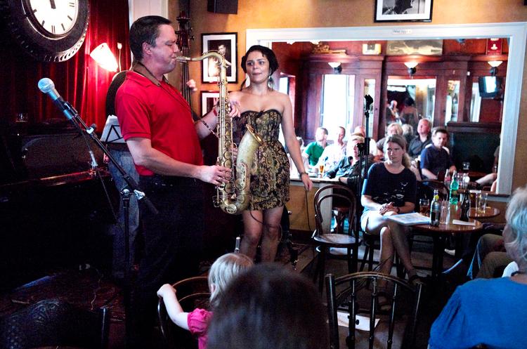 Bossa. Da JazzLive var på besøg på Bartof, stod JazzaBrasil med den dygtige sangerinde Camilla Simplicio på programmet. 