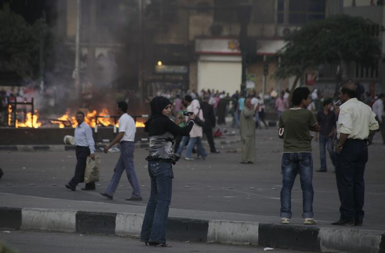 Protest. Vrede borgere krævede i søndags på Tahrirpladsen i Kairo hurtige retssager mod afsatte medlemmer af den styrtede præsident Hosni Mubaraks regering. Siden er vreden også rettet mod en domstol, der har løsladt sigetde politibetjente. 