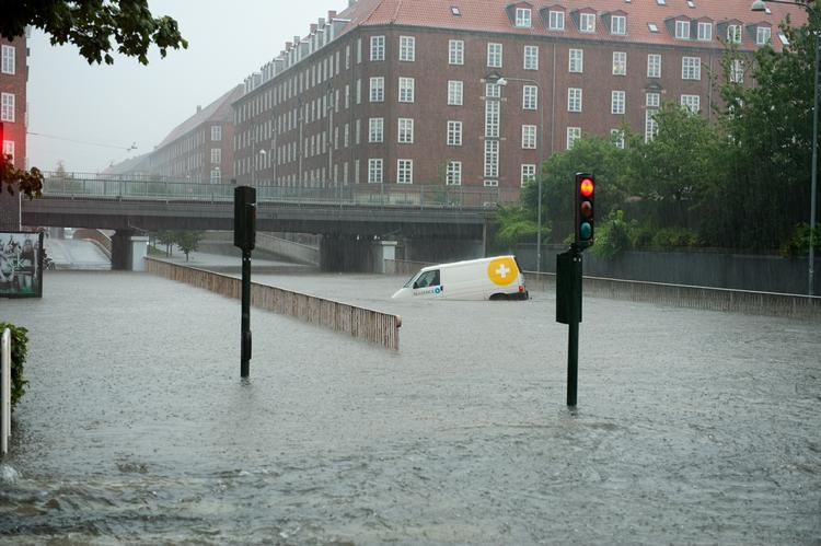 Oversvømmelser. Store dele af København har stået under vand. Her er en varebil druknet ved Lindevang Metrostation. 