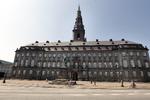 fugtigt. Både taget, Snapstinget og kældrene under Christiansborg er ramt af vandskader. 