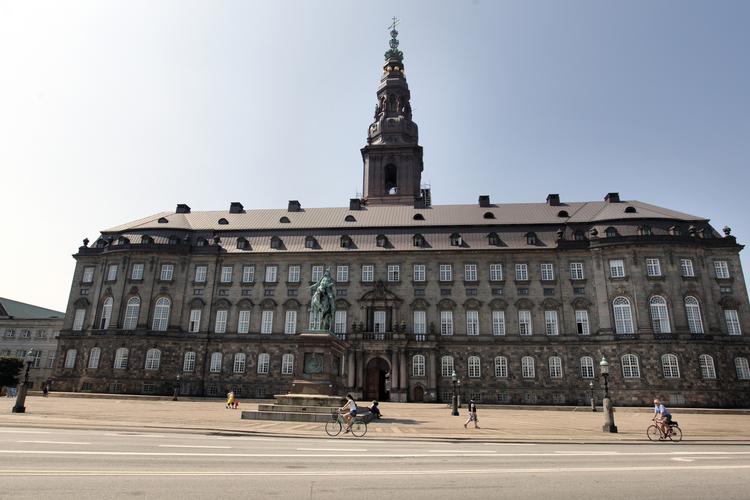 fugtigt. Både taget, Snapstinget og kældrene under Christiansborg er ramt af vandskader. 