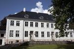 Møbelkup. Krogerup Højskole i Nordsjælland fik i foråret stjålet møbler for halvanden million kroner. Nu er en mand anholdt i sagen. 