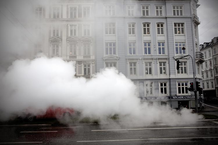 brandvarmt. Dette billede stammer 22. november 2009, hvor 300 grader varm damp væltede op af jorden på grund af et sprængt vandrør i området ved Øster Søgade og Sølvgade i København. 