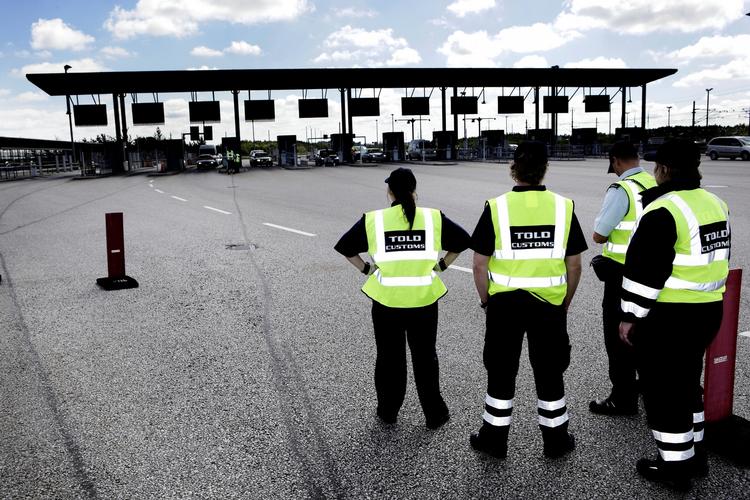 kontrol. Tolderne her ved Øresundsbroen er klar til at tjekke mistænkelige køretøjer, der vil ind i Danmark. I dag er første dag med øget grænsekontrol langs de danske grænseovergange. 