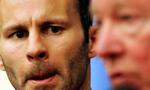 Klubikon. Ryan Giggs skrev for et par måneder en ny kontrakt med Man. United frem til sommeren 2012. Han debuterede på klubbens førstehold for over 20 år siden. 