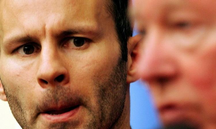 Klubikon. Ryan Giggs skrev for et par måneder en ny kontrakt med Man. United frem til sommeren 2012. Han debuterede på klubbens førstehold for over 20 år siden. 