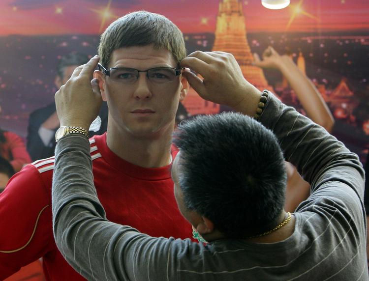 Substitut. Fans i Asien må nøjes med en voksfigur af Steven Gerrard - som her i forbindelse med et marketingsfremstød i Thailand tidligere i år. 