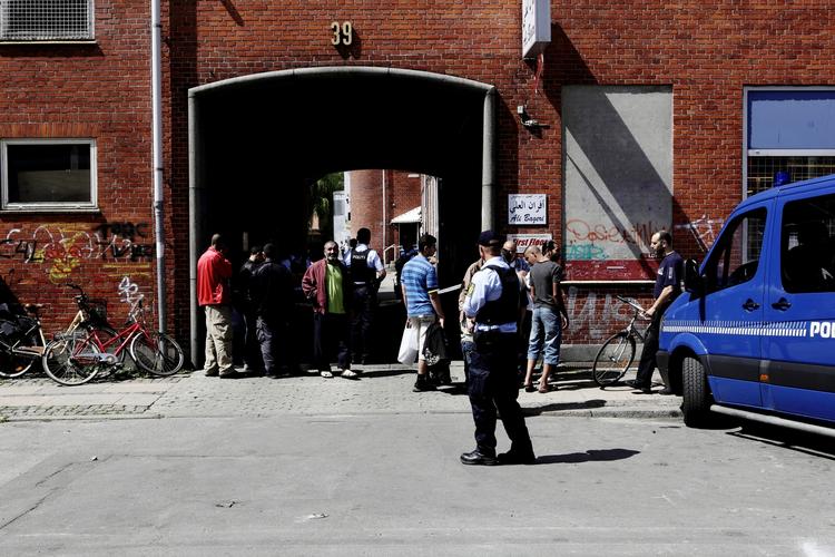 SKYDERI. Politiet undersøger gerningsstedet i Heimdalsgade 39 på Nørrebro, hvor en mand er ramt af tre skud. 