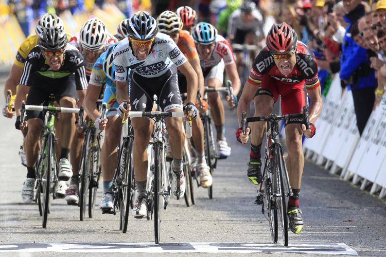 Afgørelsen. Alberto Contador rakte armene i vejret og troede han havde vundet, men sådan gik det ikke. 