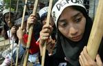 PROTEST. Indonesere demonstrerer ud for den ambassade i Jakarta mod behandlingen af deres landsmænd i det arabiske land. 
