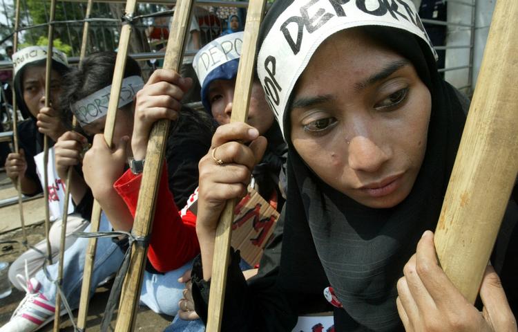 PROTEST. Indonesere demonstrerer ud for den ambassade i Jakarta mod behandlingen af deres landsmænd i det arabiske land. 