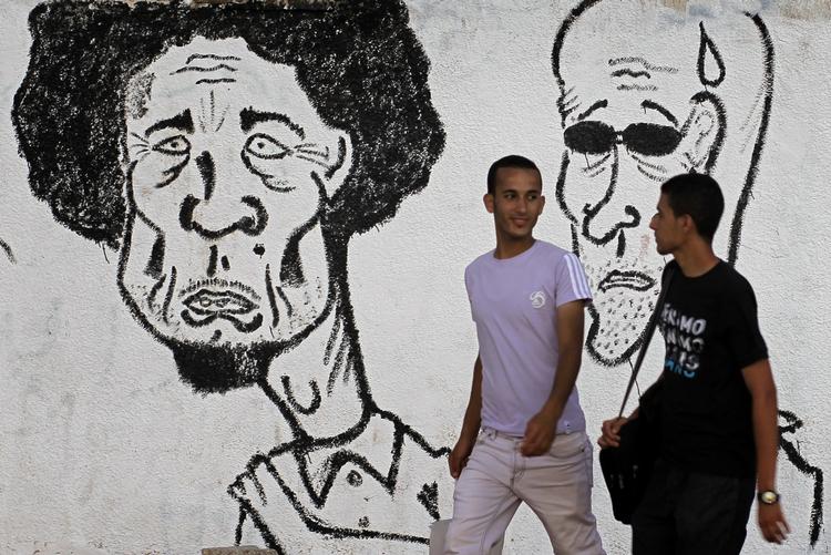 Forhandlinger. Muligvis nærmer oprørere og Gaddafis regering sig hinanden i enighed om Libyens fremtid. Det betyder også en ny fremtid for disse to indbyggere i Benghazi. 
