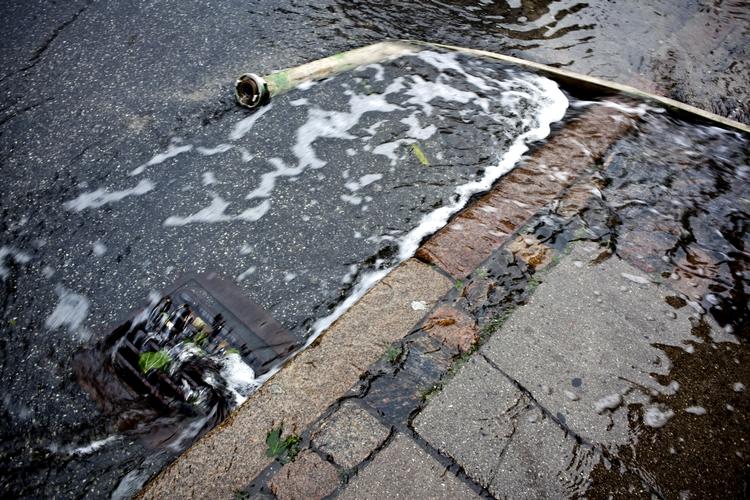 Vandpumper. Flere kommunale bygninger i Københavns Kommune står stadig under vand, og derfor kan kommunerne ikke vurdere det endelige omfang, men skønner, at skaderne kan overstige 100 millioner kroner. 