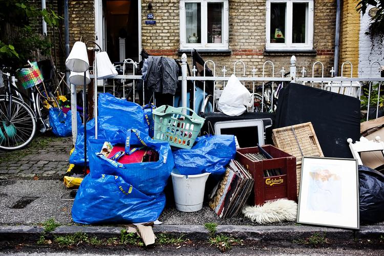 En familie i indre København har haft oversvømmelse. Alt på billedet skal på lossepladsen. 
