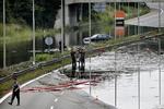 skybrud. I forbindelse med skybruddet lader regeringen kommuner og borgere sejle deres egen sø. 