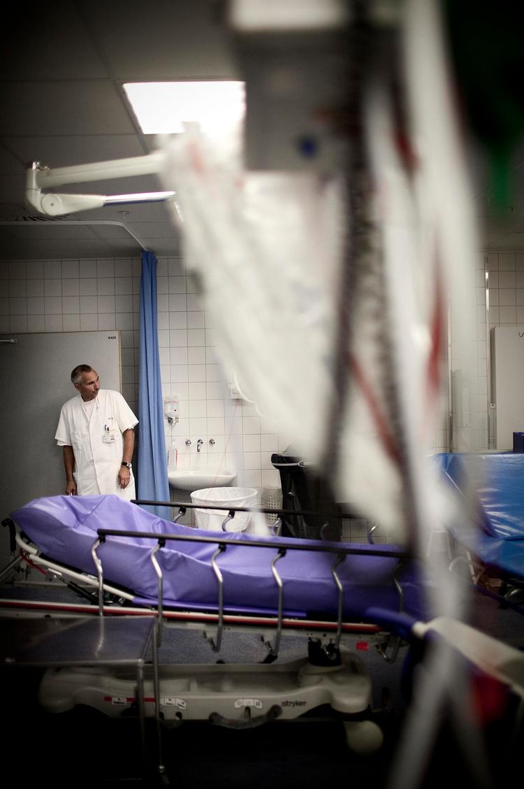 Udrykning. Leder af Rigshospitalets traumecenter, overlæge Claus Falck Larsen, måtte lørdag aften droppe rødvin og sommerhus og i stedet hjælpe med at flytte sin afdeling til Herlev i løbet af få dramatiske timer. 