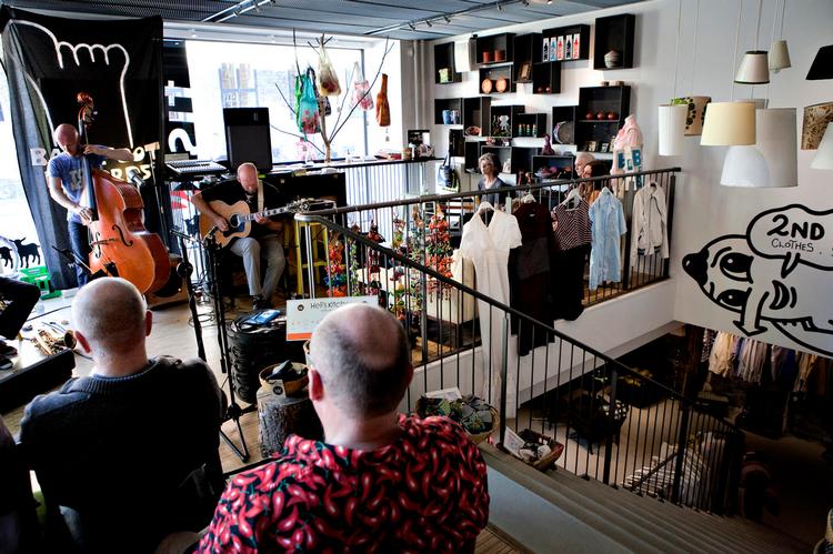 Massakre. Alle lyttede andægtigt til avantgarde eksperimenter i den lile butik Fisk. 