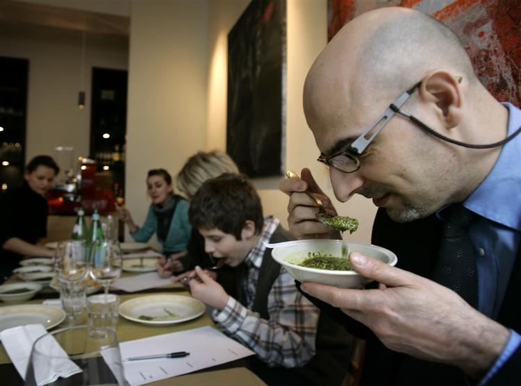 Du skal bruge de ægte og friske ingredienser, hvis du vil kunne imponere Politikens Italien-ekspert Thomas Harder, der her som paneldeltager stikker næsen dybt i pestoen for at vurdere duften. 