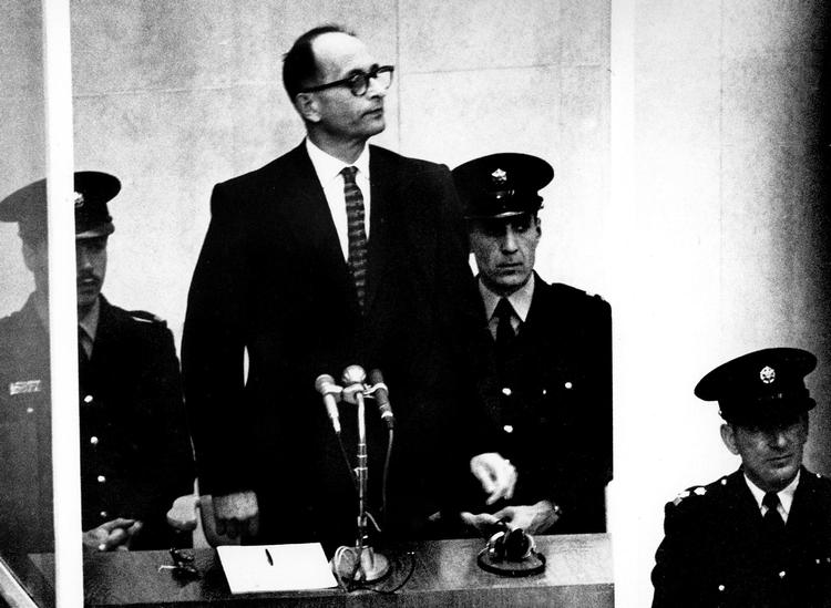 dommen. Adolf Eichmann ved oplæsning af dødsdommen, 11. december 1961 i Jerusalem.