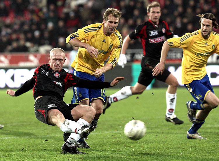 divisionsbold? Ken Fagerberg i en glidende skudmanøvre mod Brøndby i Superligaen. Rygterne sender ham til 1. divisionsklubben FC Fredericia. 