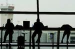 Ventetid. 16 timer måtte danske rejsende vente i israelsk lufthavn. Men flyselskab overholdt reglerne - og mere til. 