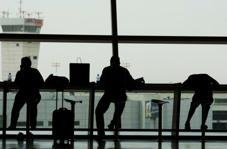 Ventetid. 16 timer måtte danske rejsende vente i israelsk lufthavn. Men flyselskab overholdt reglerne - og mere til. 