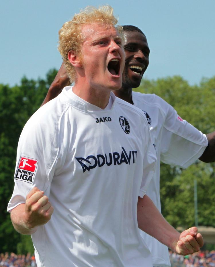 Erfaring. Bechmann ved, hvor målet står. I 2004 delte han topscorerværdigheden i Superligaen med OB'erne Steffen Højer og  Mwape Miti samt FCM's  Mohamed Zidan. De mange mål kastede en tysk kontrakt af sig i Bochum. 